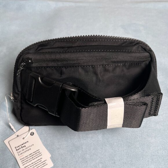 Lululemon Crossbody Belt Bag Black - NEW 1L Everywhere Designed for True Freedom - Picture 4 of 4